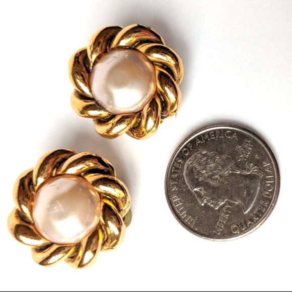Vintage Chanel clip on earrings - Picture 2 of 6